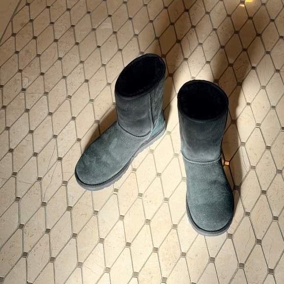 UGG Black classic short II Boots.  Sz 9.  EUC - Picture 2 of 8